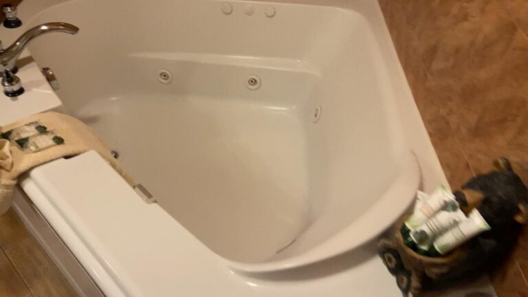 Salida Gateway Inn & Suites Colorado Honeymoon Suite-whirlpool tub